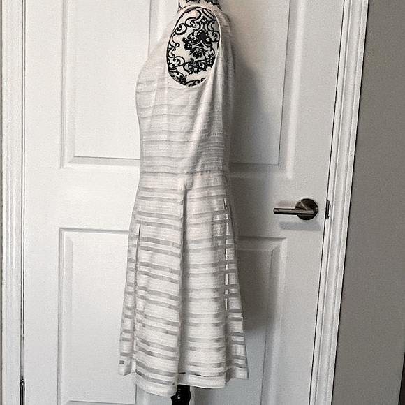 Lovely white dress - Picture 3 of 11